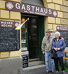 Andrew mit Gattin Irene nach dem Mittagessen